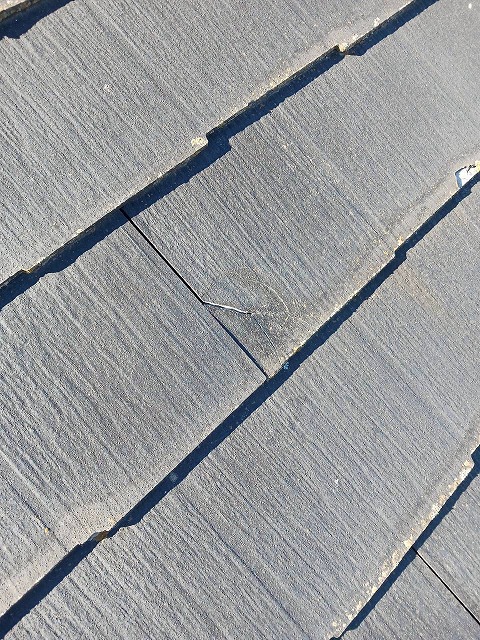 所沢市で屋根点検のご依頼、スレートのひび割れや板金まわりの浮き・軒先の傷みを確認